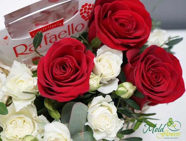 Coș din trandafiri roșii și Raffaello foto